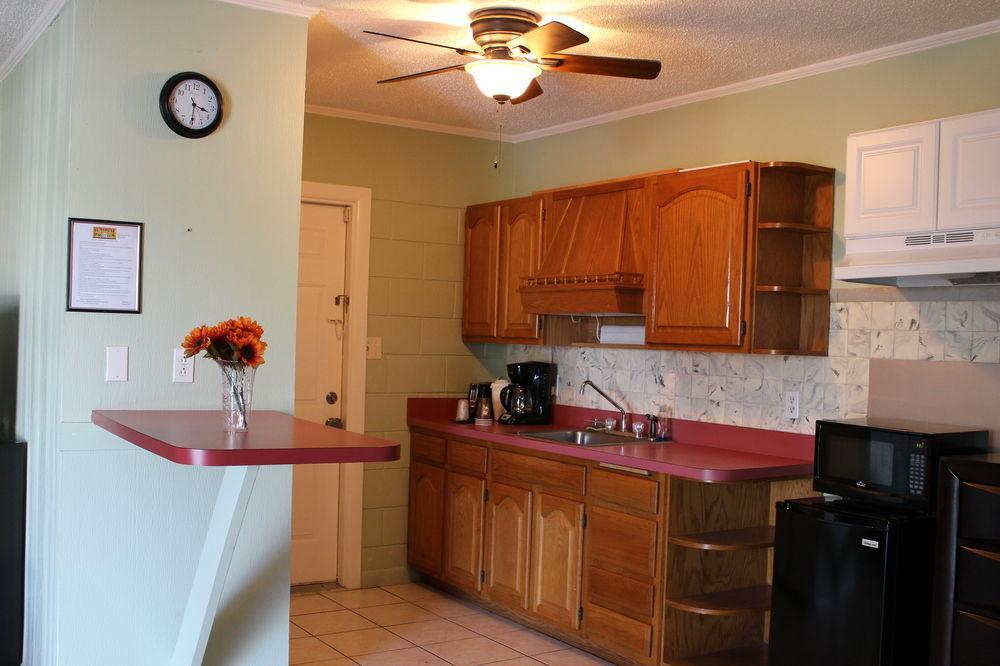 Sunshine & Venice, Florida Motel